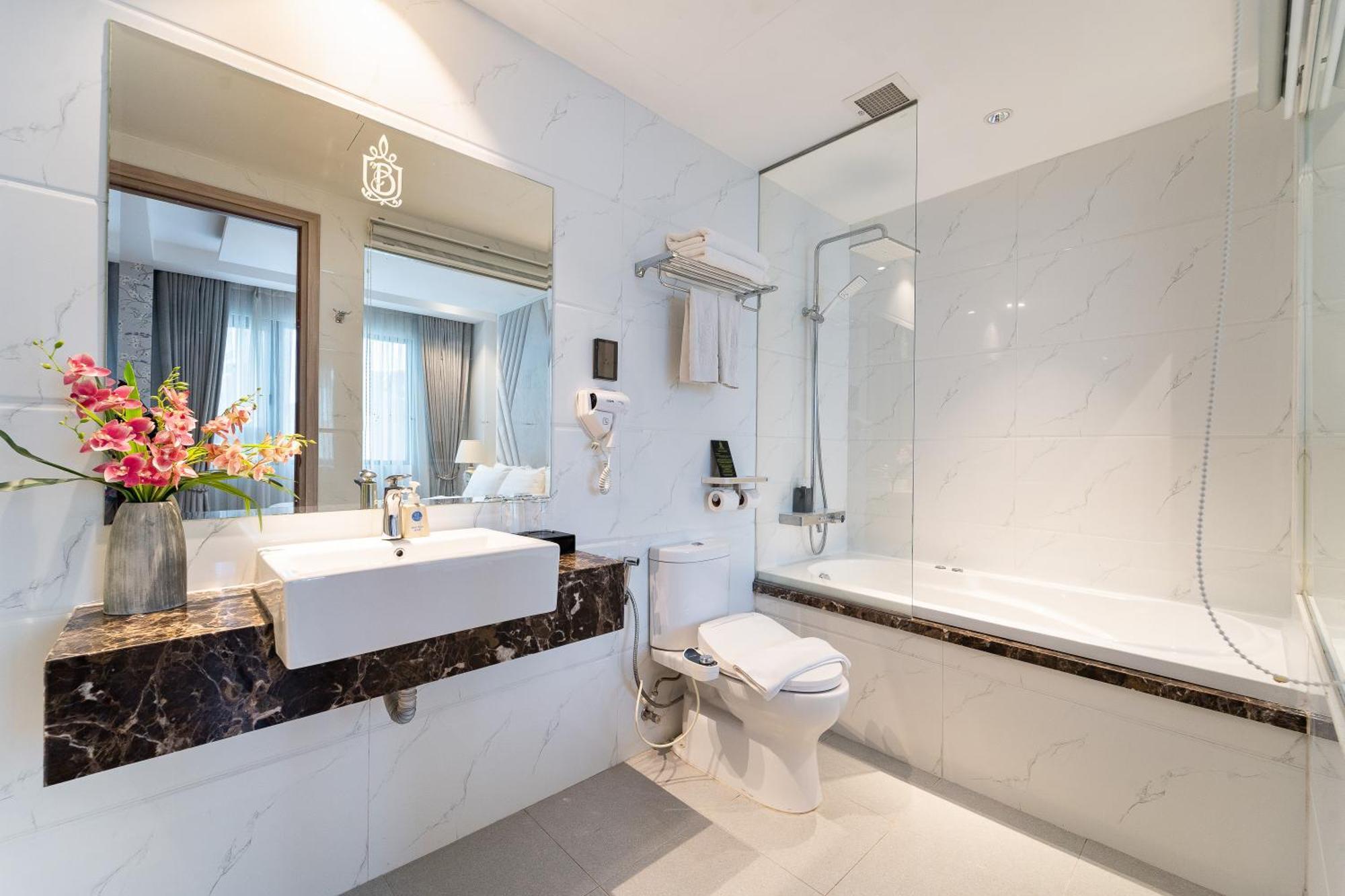 Nicecy Hotel Suites & Spa Хошимин Экстерьер фото